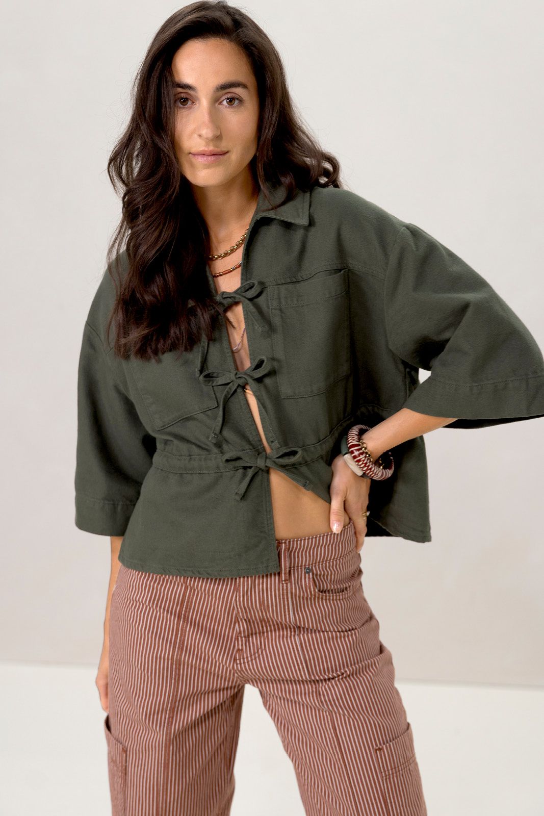 Bruine broek met opgestikte zakken en streepjes patroon