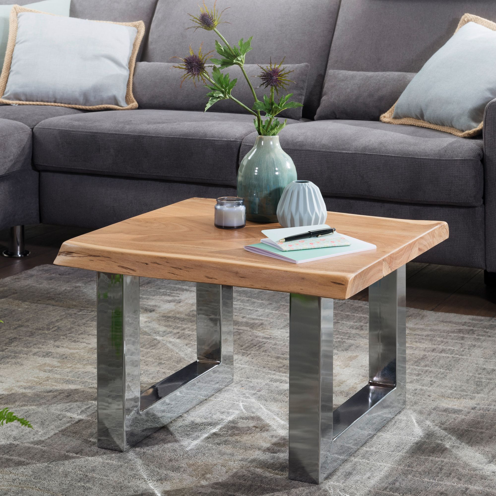 KADIMA DESIGN Massivholz Couchtisch im Landhaus-Stil, Braun, Baumkanten, Metallbeine, 58x40x60 cm.