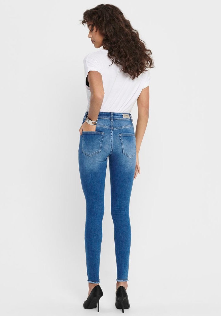 ONLY Ankle-Jeans »ONLBLUSH – Ankle-Jeans mit offenen Säumen für moderne Looks«, Abriebeffekte, modisch, skinny fit, Rundhals, regular fit