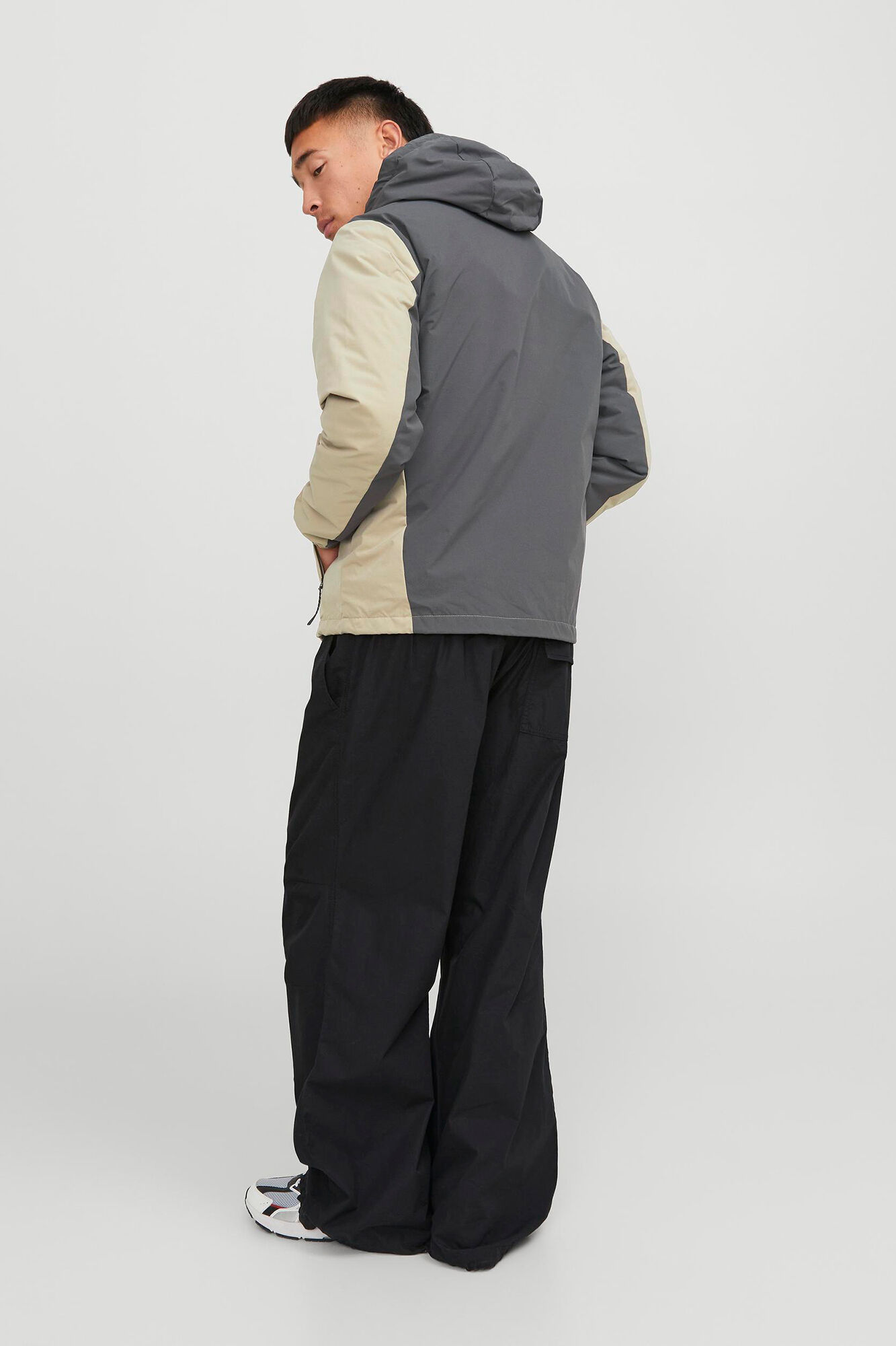 Jaqueta softshell com capuz e blocos de cores