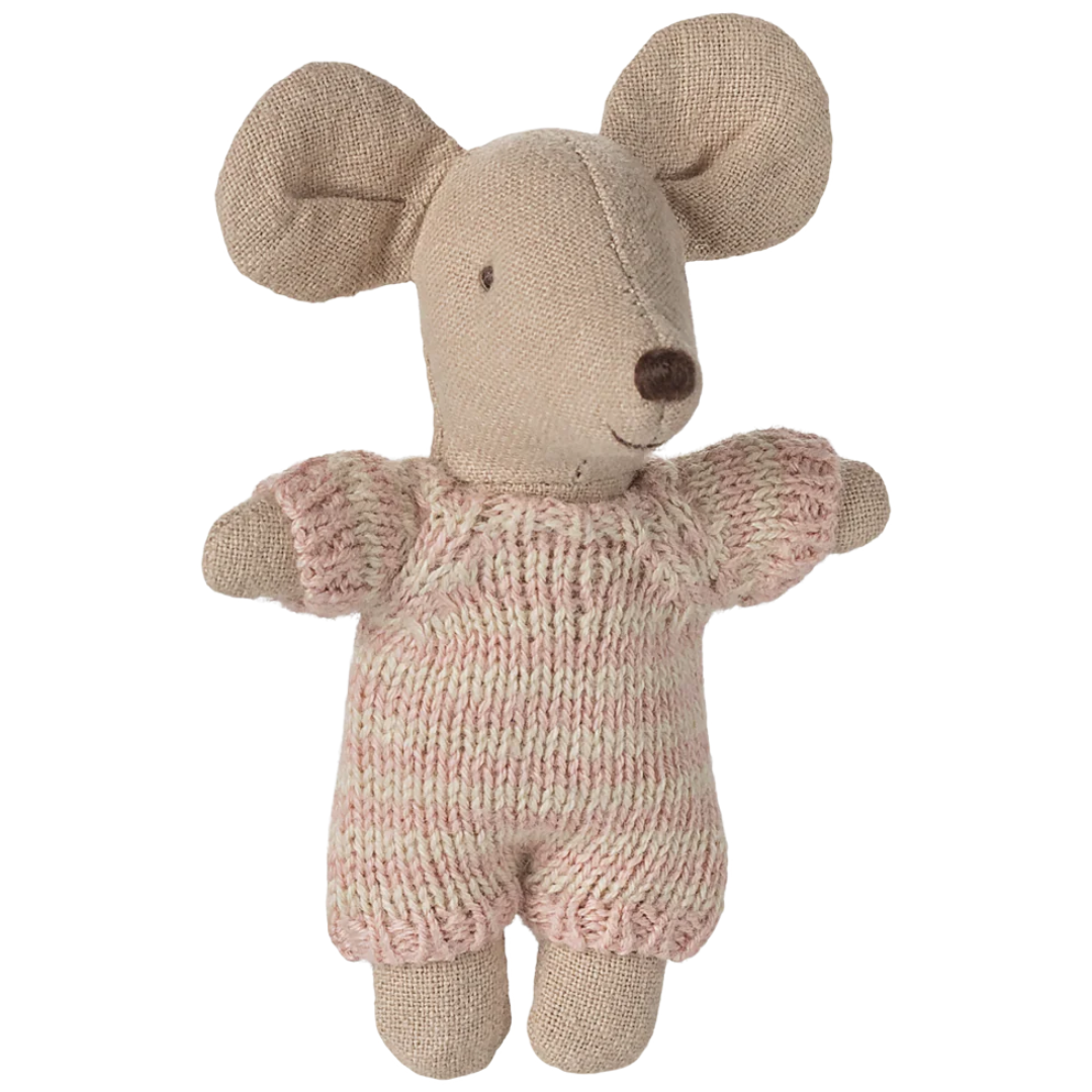 maileg knuffelmuis babymuis in poppenreiswieg - rose - 9,5 cm