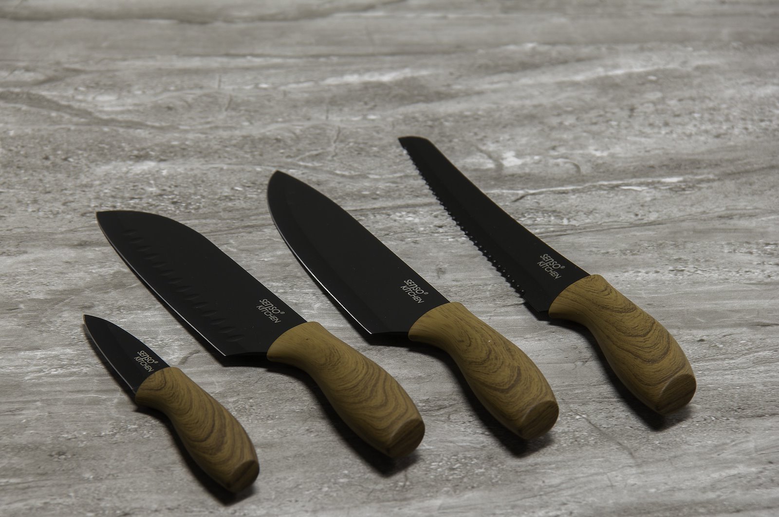 Chef knivsett 4 deler Sort stål med håndtak i plast. 4 kniver i pakken.
