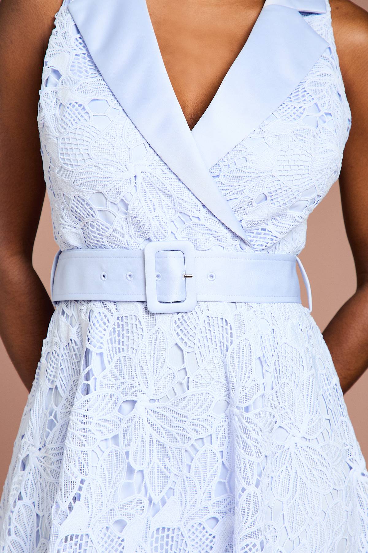 Coast Robe Chemise Mi-Longue Sans Manches en Dentelle et Satin Contrasté
