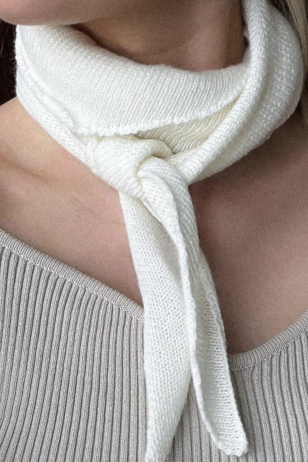 Neo Noir Misty Knit Scarf off white