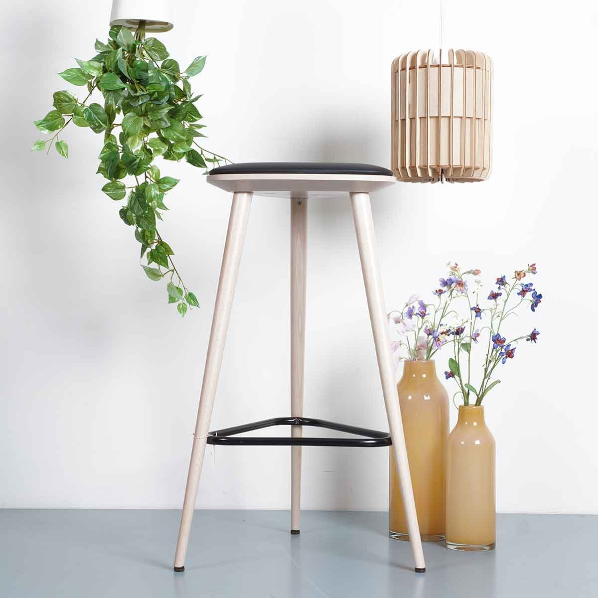 Houten barkruk Finn whitewash met zitkussen - 63 cm