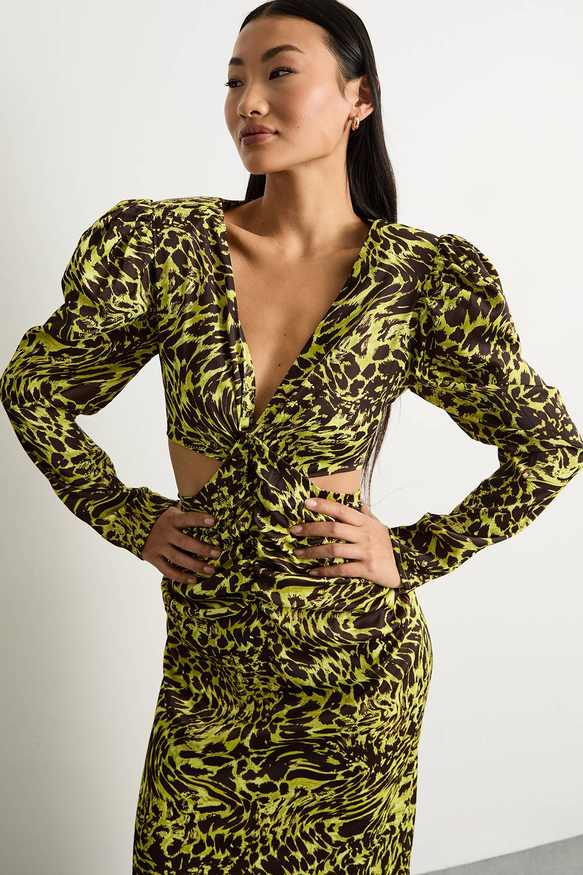 Warehouse Robe Midi Petite en Satin à Décolleté Plongeant et Taille Ajourée