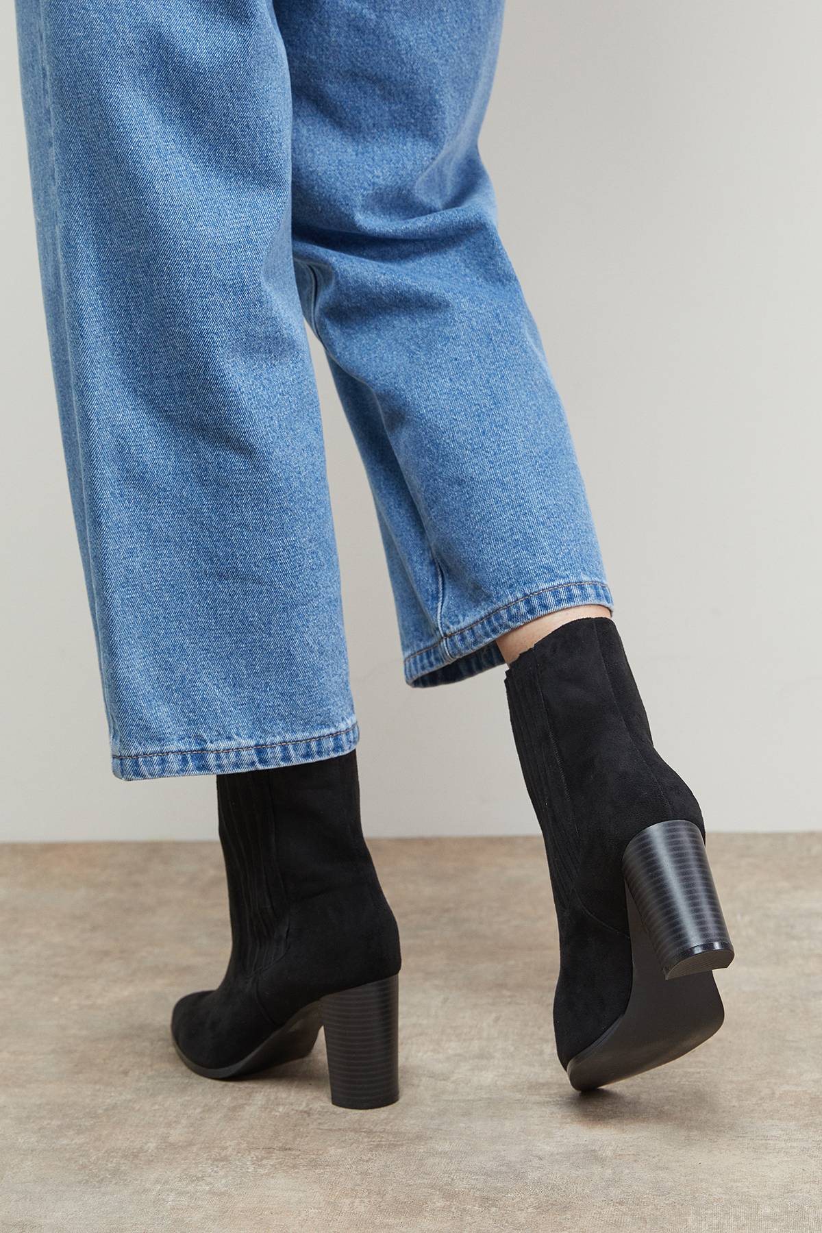 Oasis Bottines Chelsea à Talon Bloc Haut Maria Coupe Large en Daim Synthétique à Bout Pointu