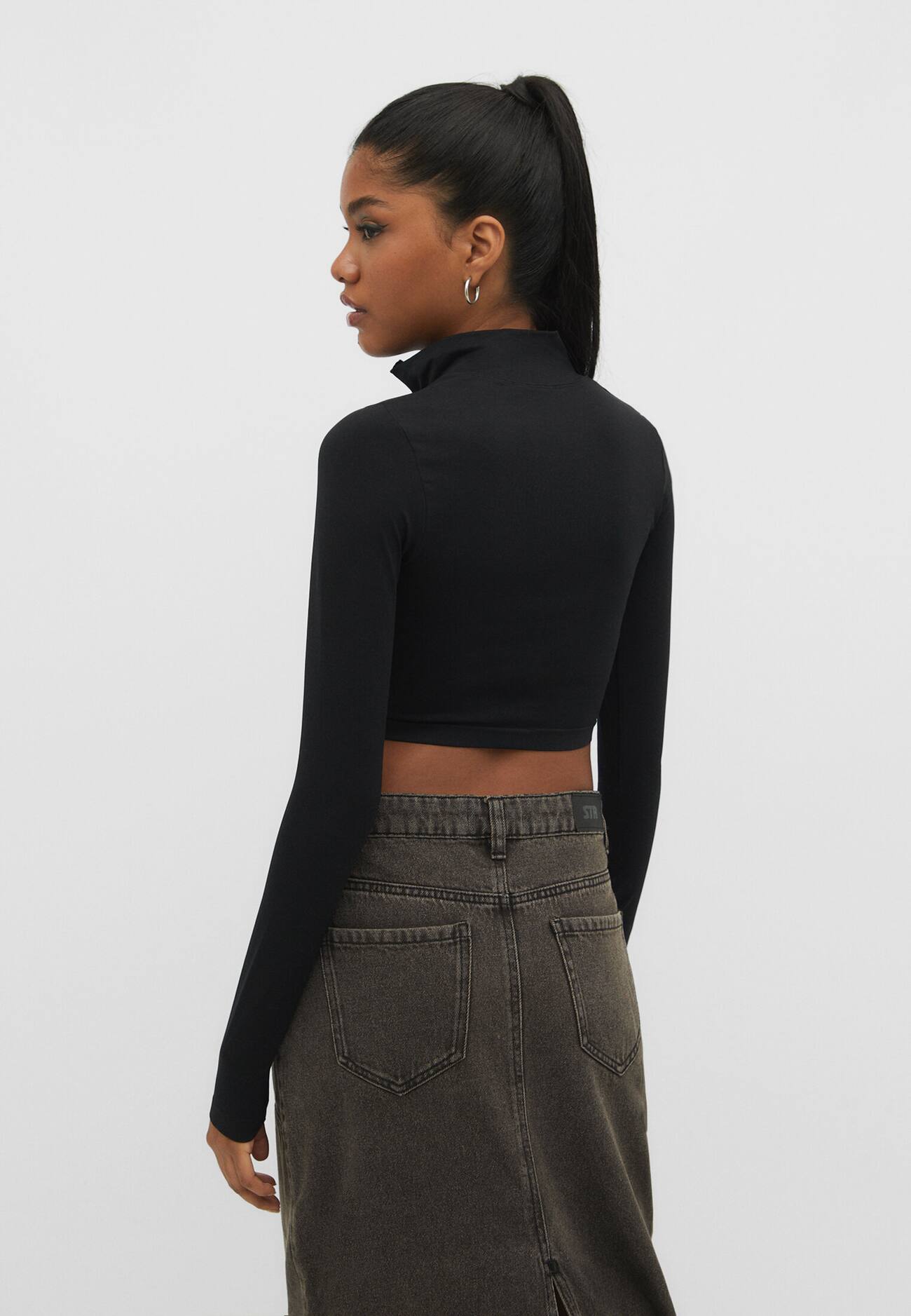 Blusa de gola alta com zíper
