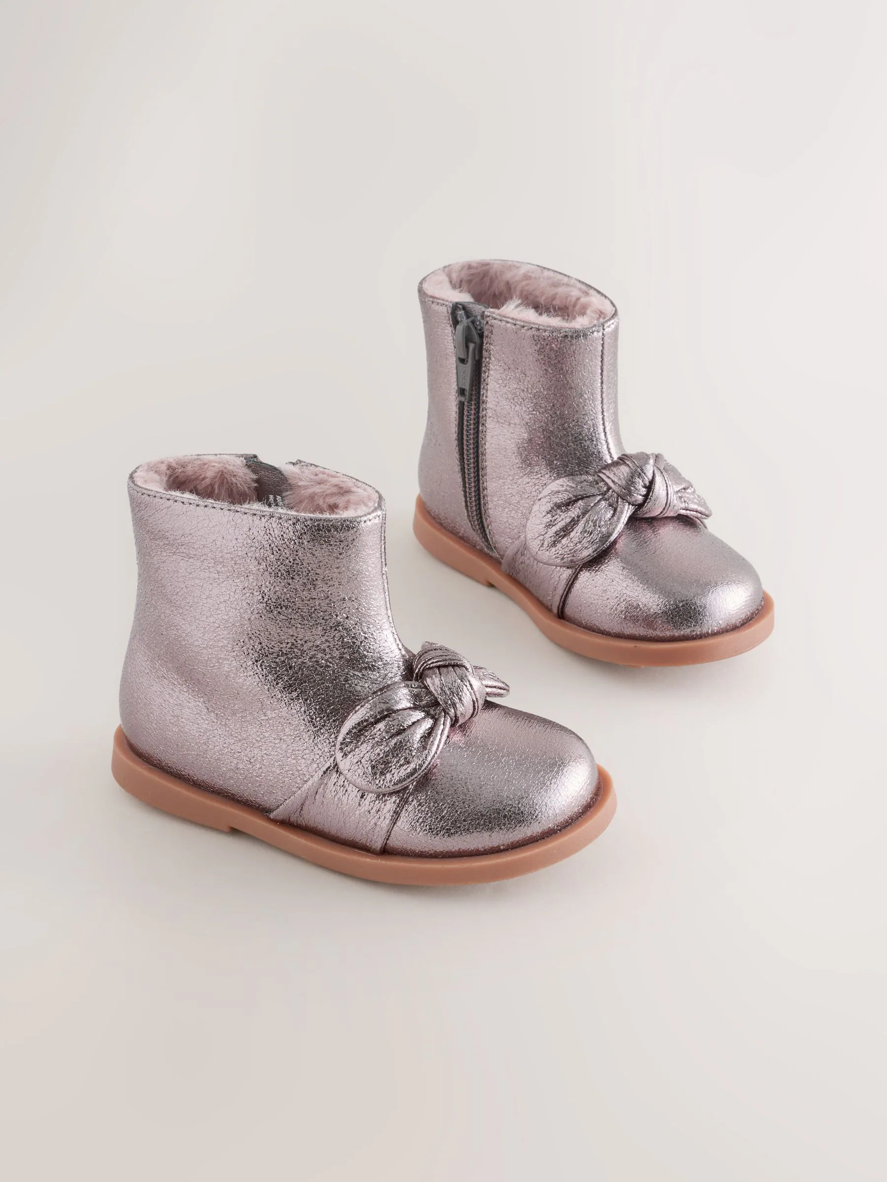 Tingrijs - Metallic laarzen met strik