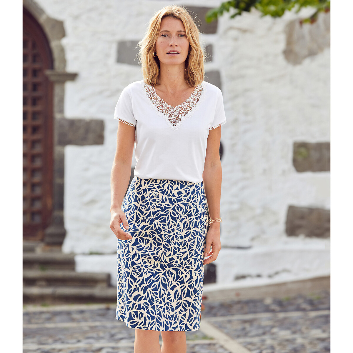 ANNE WEYBURN<br>Camiseta com decote em V, detalhe em guipure, mangas curtas
