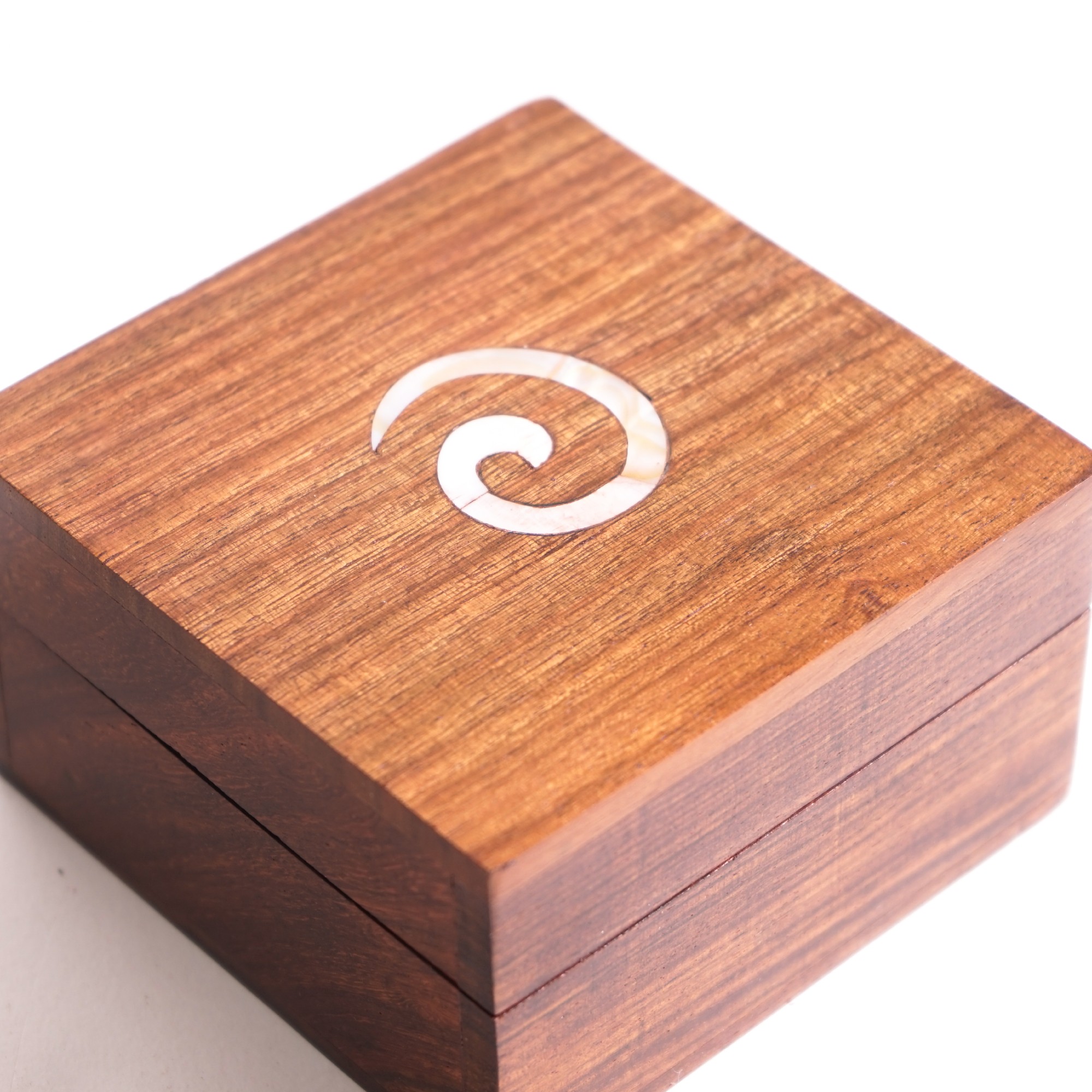 Holz-Schatulle mit Perlmuttintarsien, braun, L 10 cm, B 10 cm, H 6 cm von fischer's lagerhaus