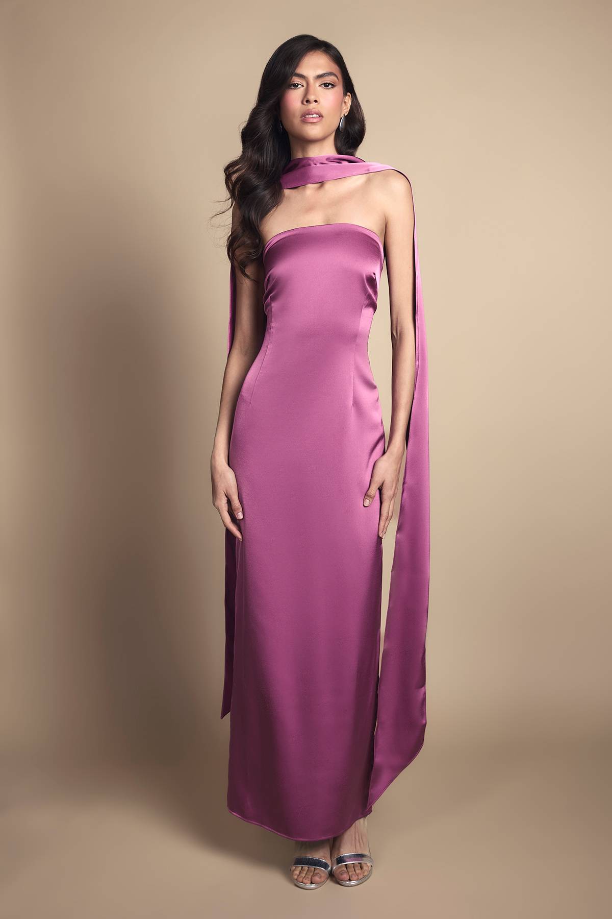 Oasis Robe Longue Rose De Demoiselle D'honneur En Satin À Bustier Avec Foulard