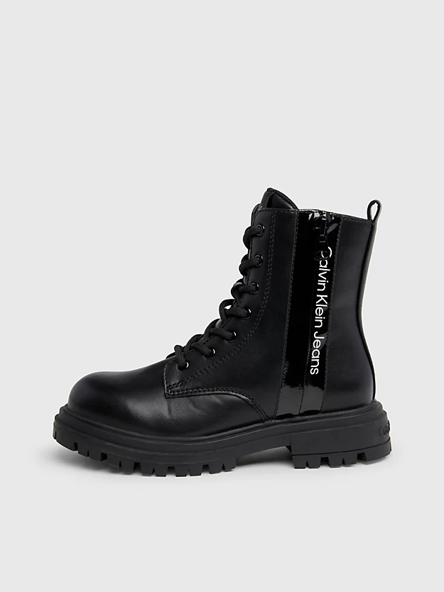 Botas infantis com cadarço