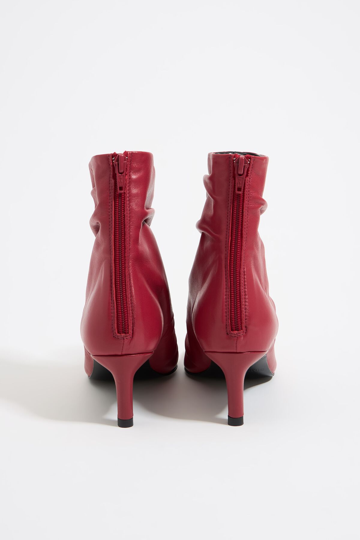 Bota de cano curto franzida com salto em couro vermelho