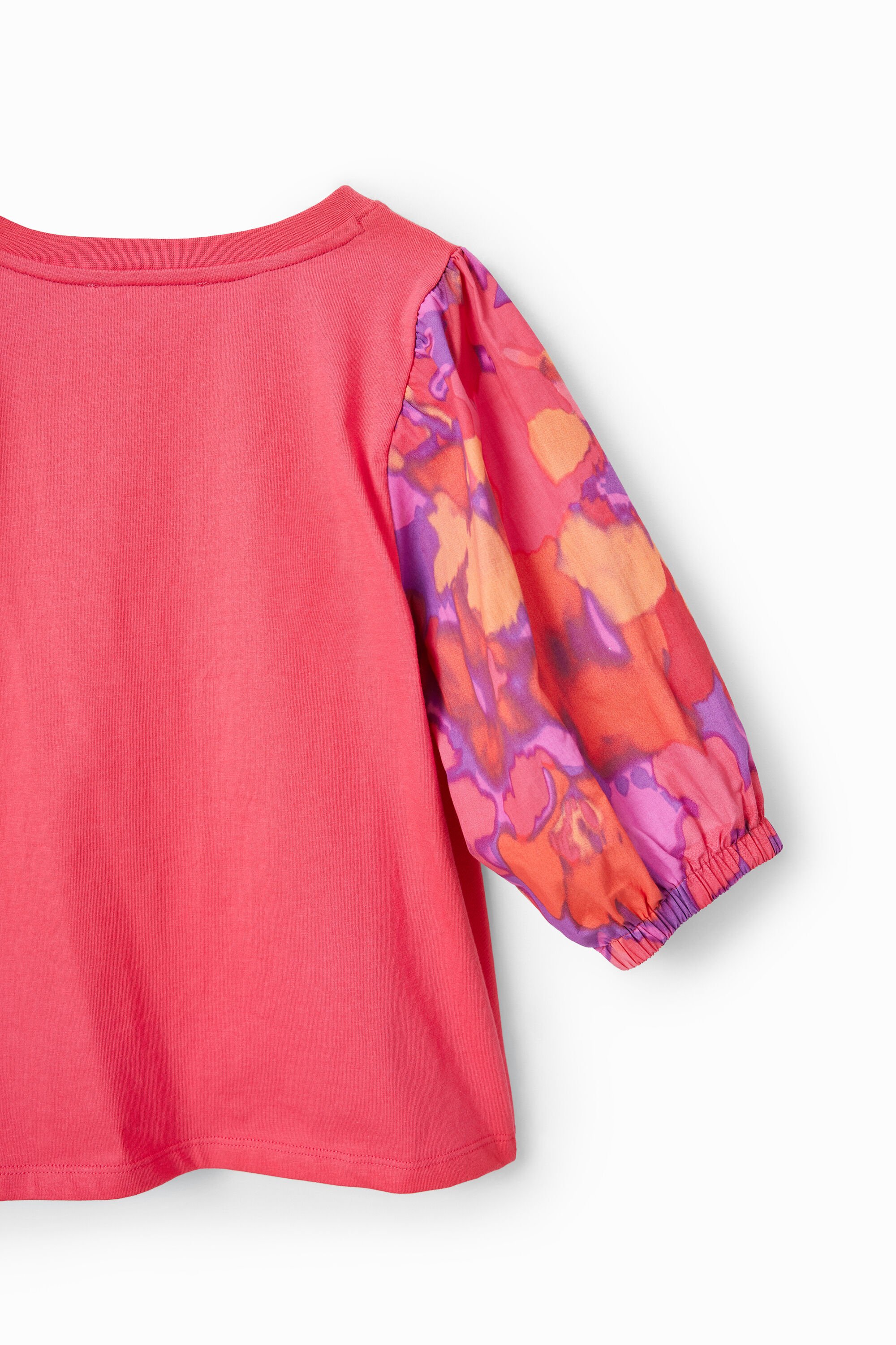 camiseta floral de mangas bufantes