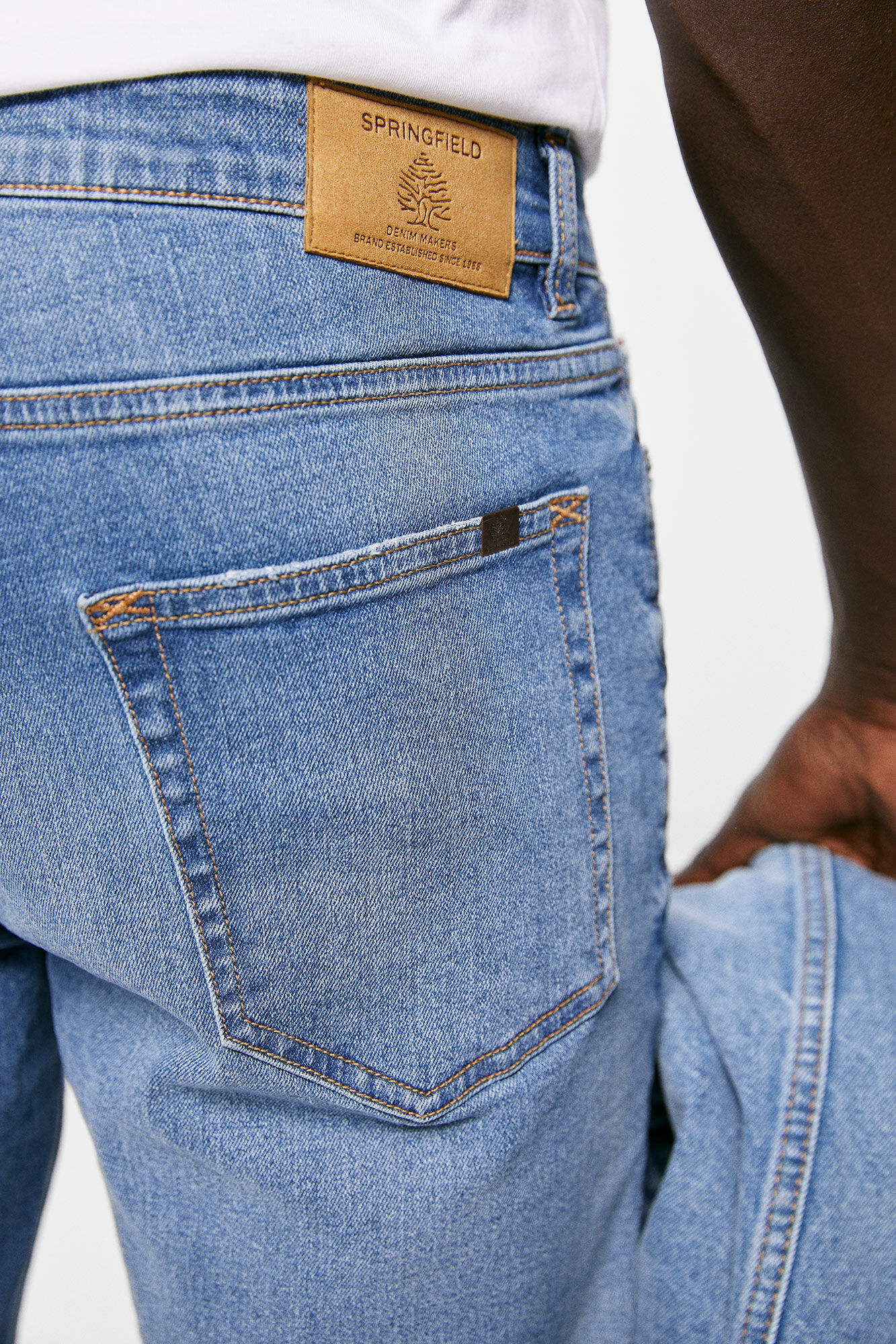 Calça jeans slim, lavagem média clara