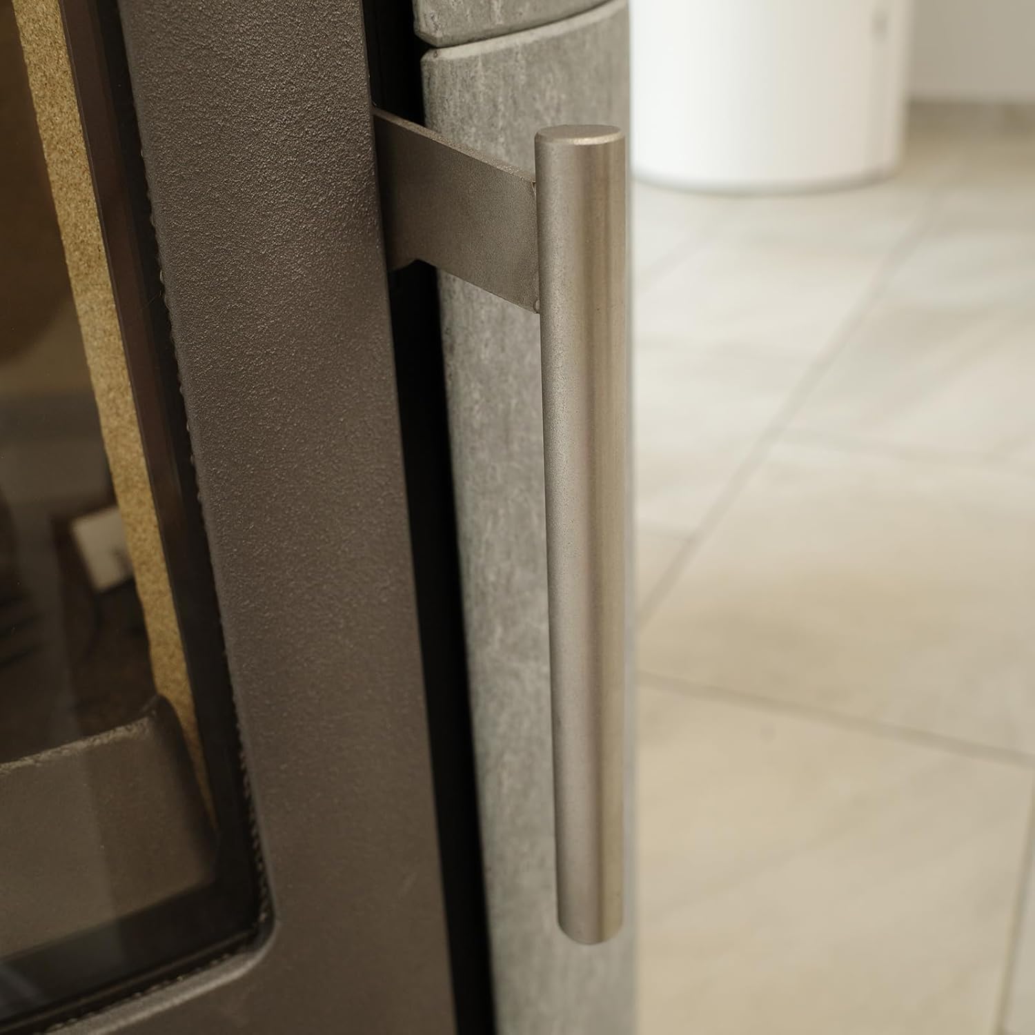 H&M Kaminofen Basic 2.0 gussgrau Naturstein 7kw Holzkamin modern runde Sichtscheibe langlebig Tür und Feuerraumboden aus Guss Speicherverkleidung Mehrfachbelegung