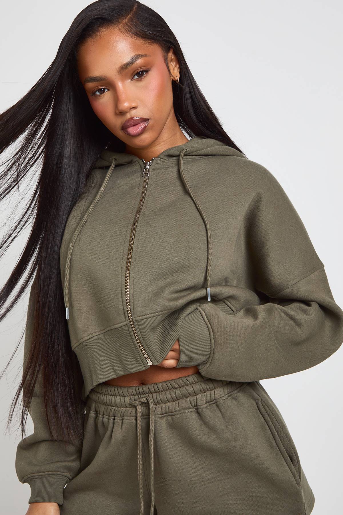 boohoo Ensemble De Survêtement 3 Pièces Petite Avec Crop Top, Short Et Veste Zippée À Ourlet Profond