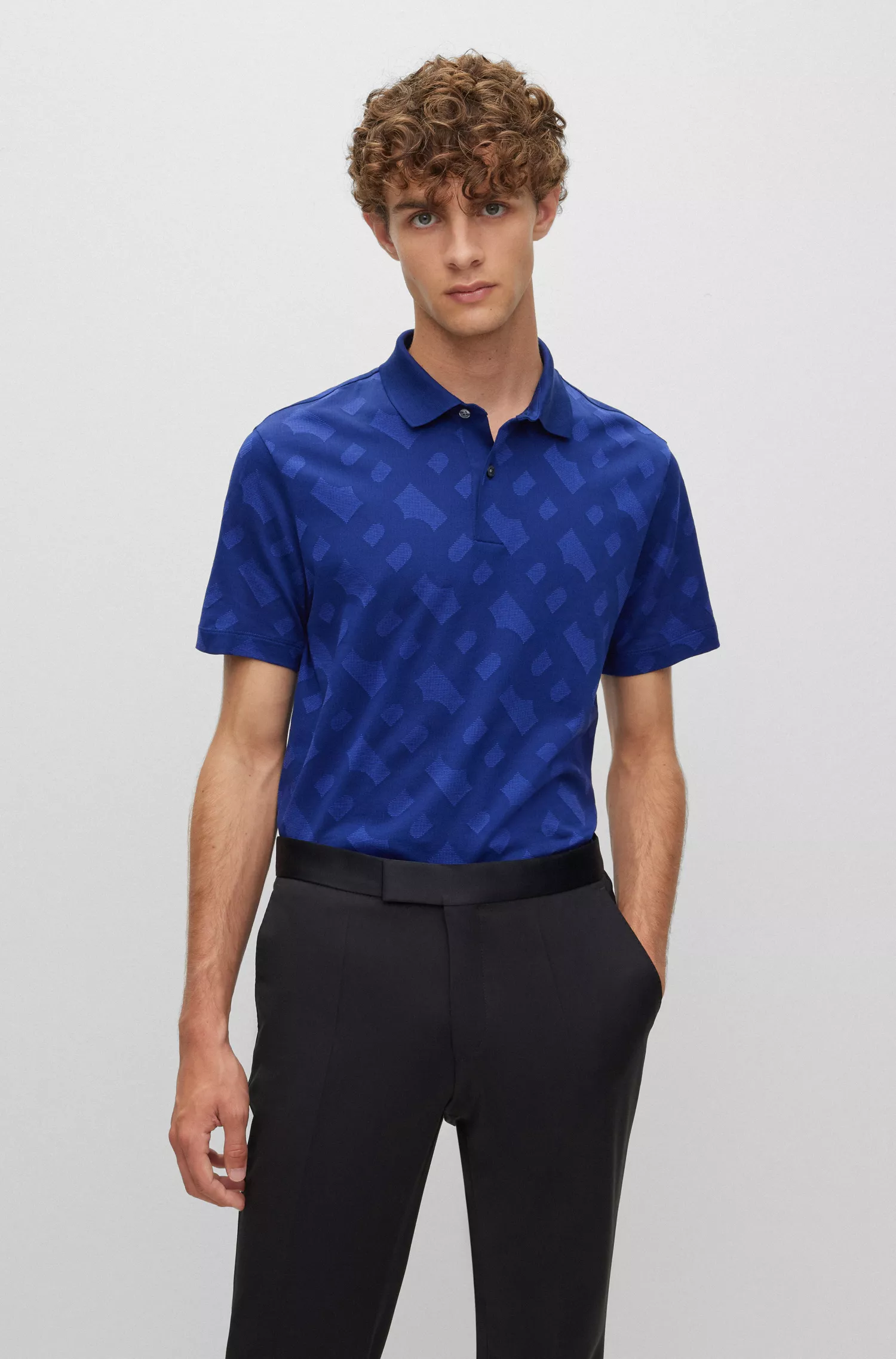 Camisa polo BOSS preta, corte regular, com jacquard de monograma.
