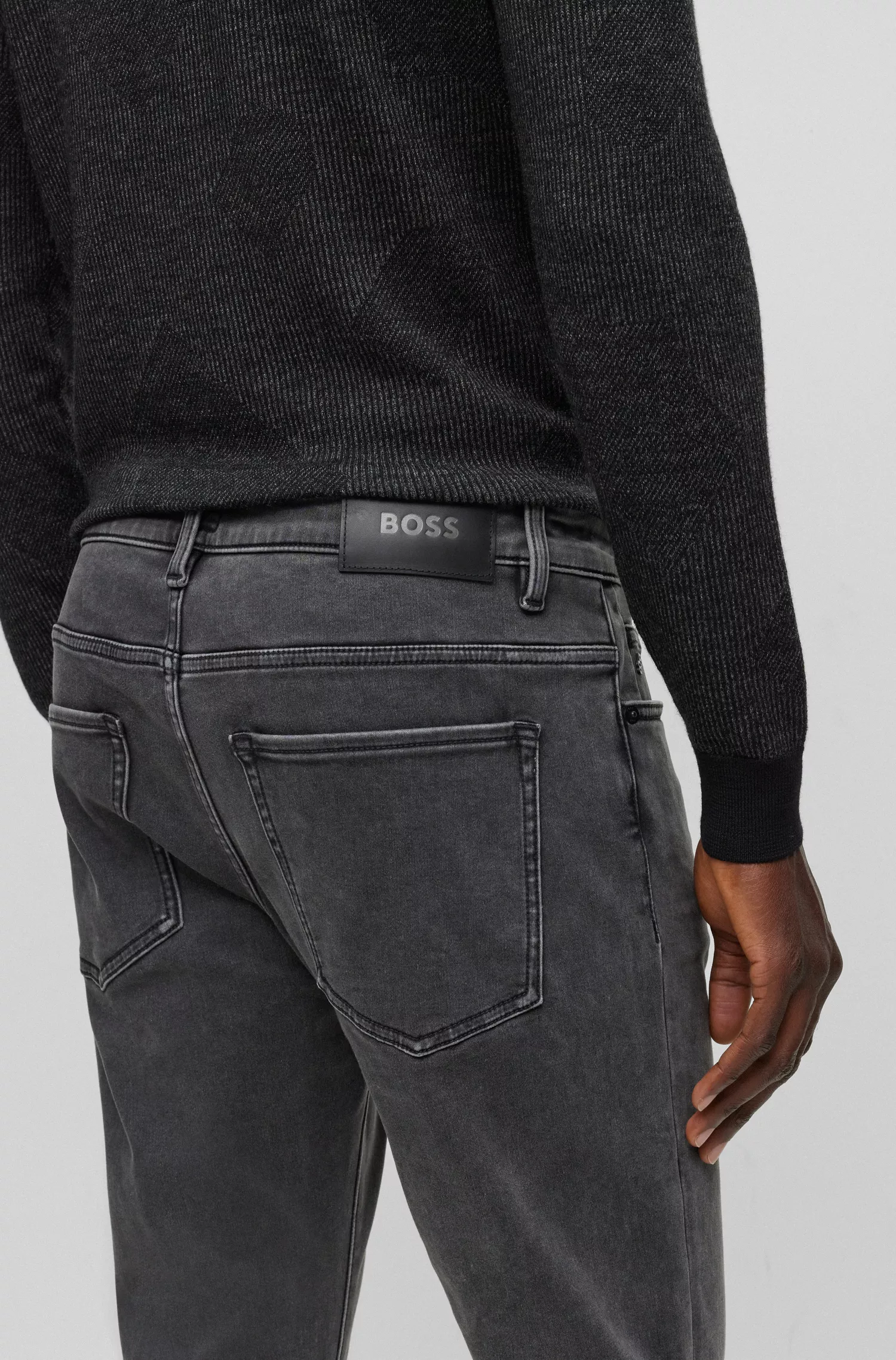 Calça jeans BOSS preta, corte slim, em denim stretch preto.