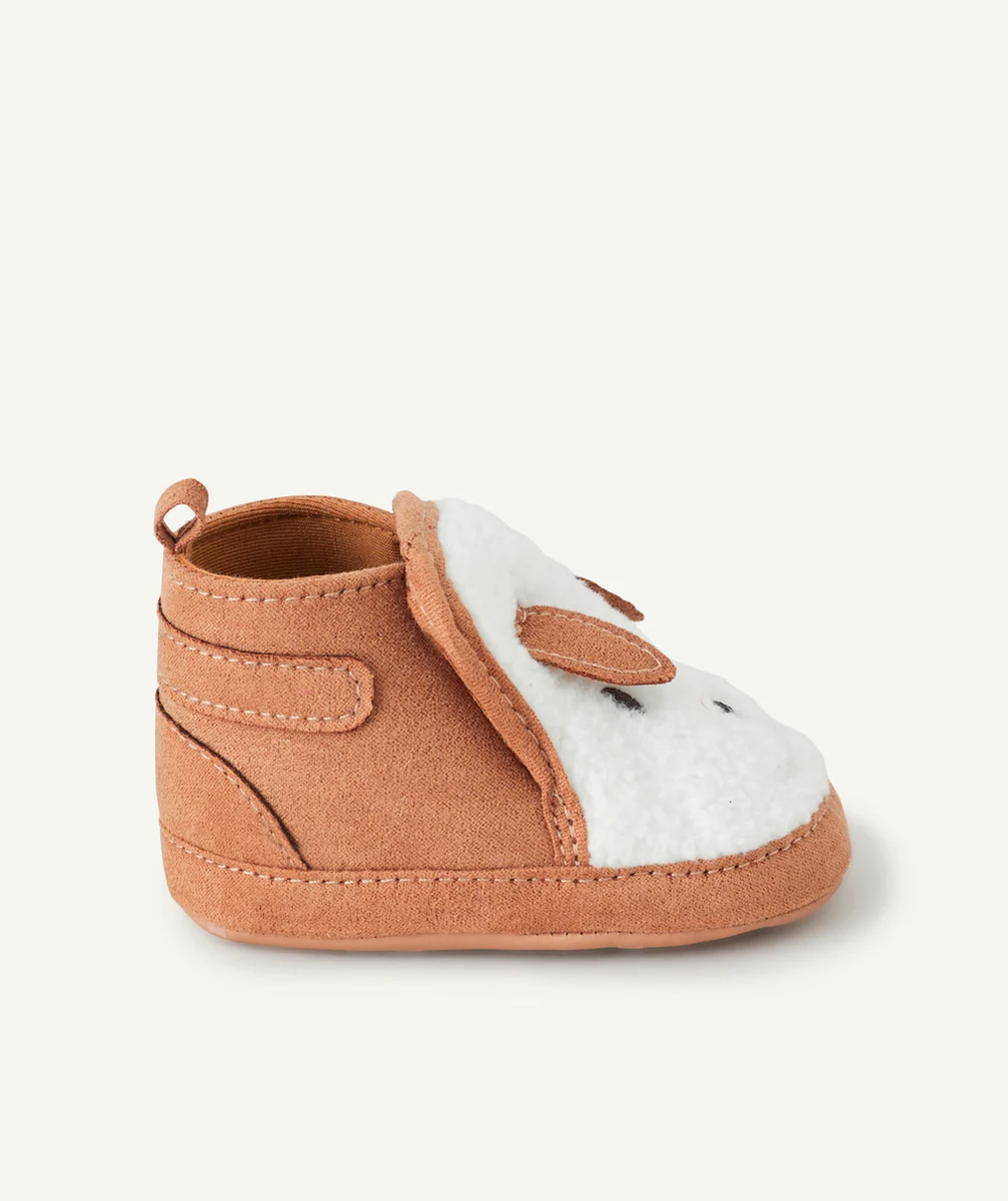 LA PAIRE DE CHAUSSONS BÉBÉ GARÇON EN SHERPA LAPIN