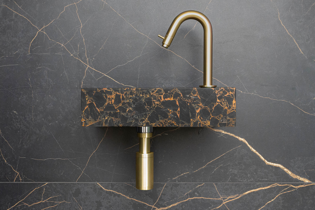 Saniclear Athens Portoro Gold fonteinset met gebogen kraan in geborsteld messing