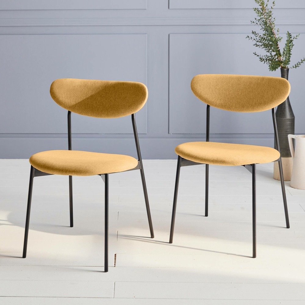 Lot de 2 chaises - arty - scandinaves et vintage. Assise et dossier moutarde. Pieds en acier
