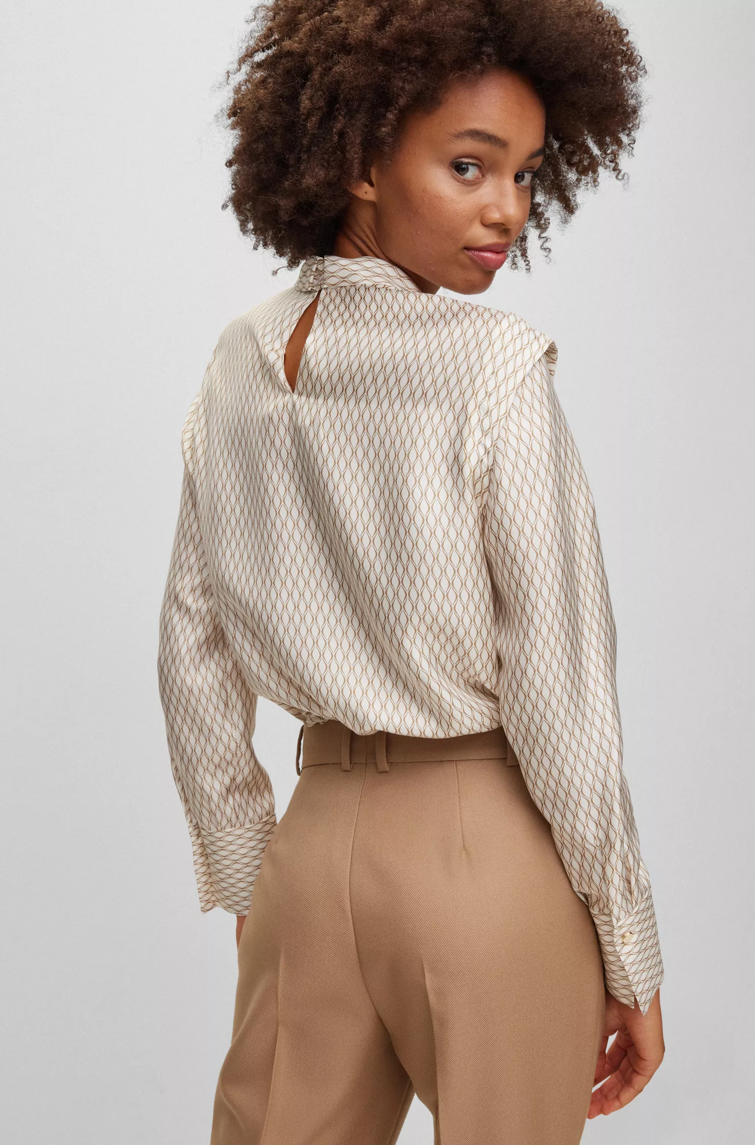 Blusa BOSS Camel de corte relaxado em seda estampada.