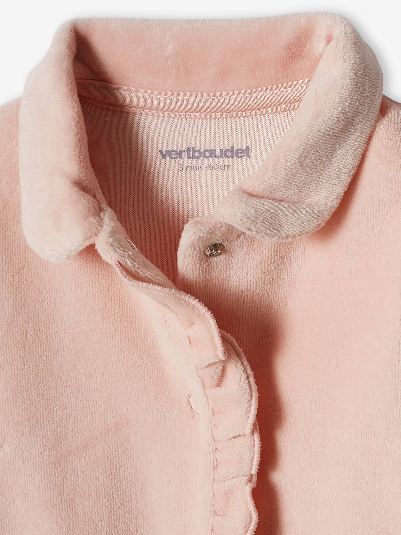 Conjunto com 2 macacões de bebê em veludo rosa claro com estampa de coração.