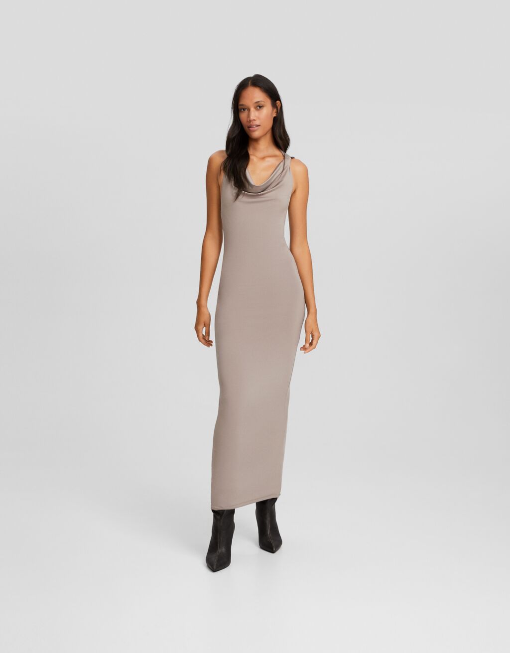 Vestido longo sem mangas com capuz aberto nas costas