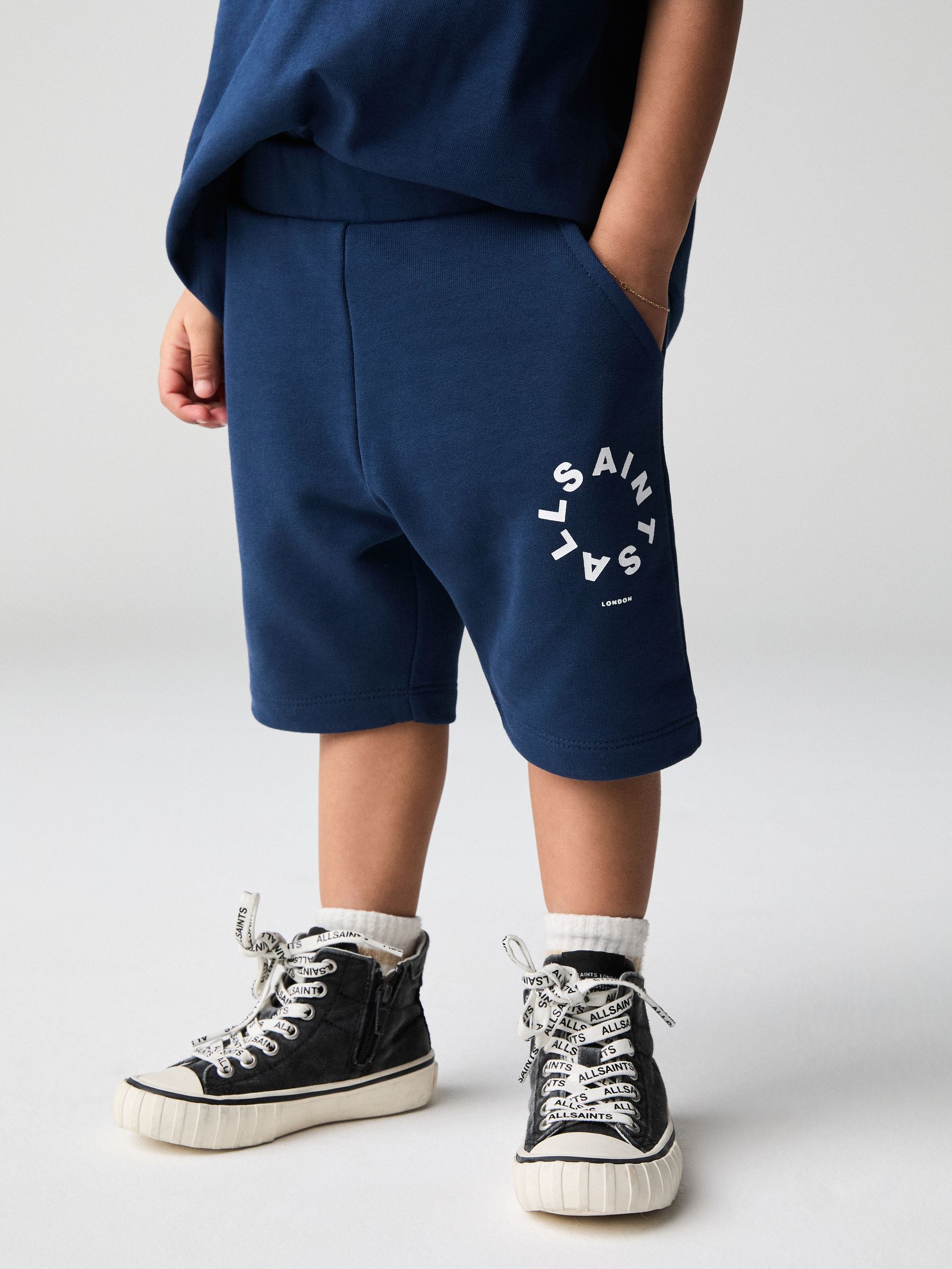 smALLSAINTS Tierra set van T-shirt en sweatshorts voor jonge jongens, van 100% katoen