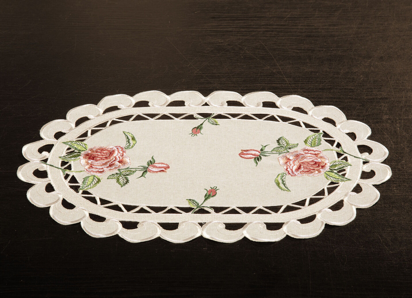 Tisch- und Raumdekoration mit Rosendessin