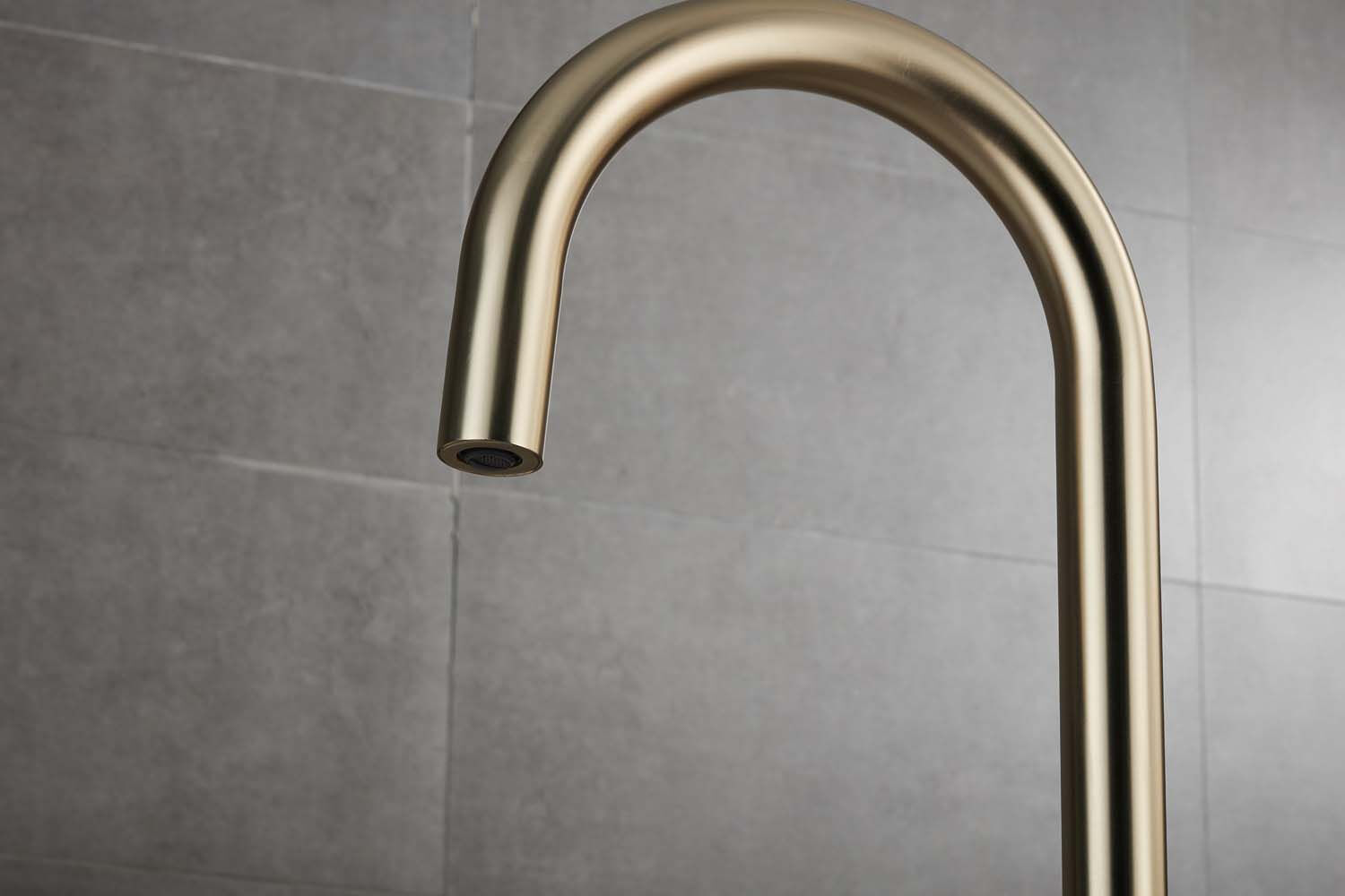 Saniclear Brass Curved inbouw badkraan rond met vrijstaande uitloop geborsteld messing - mat goud
