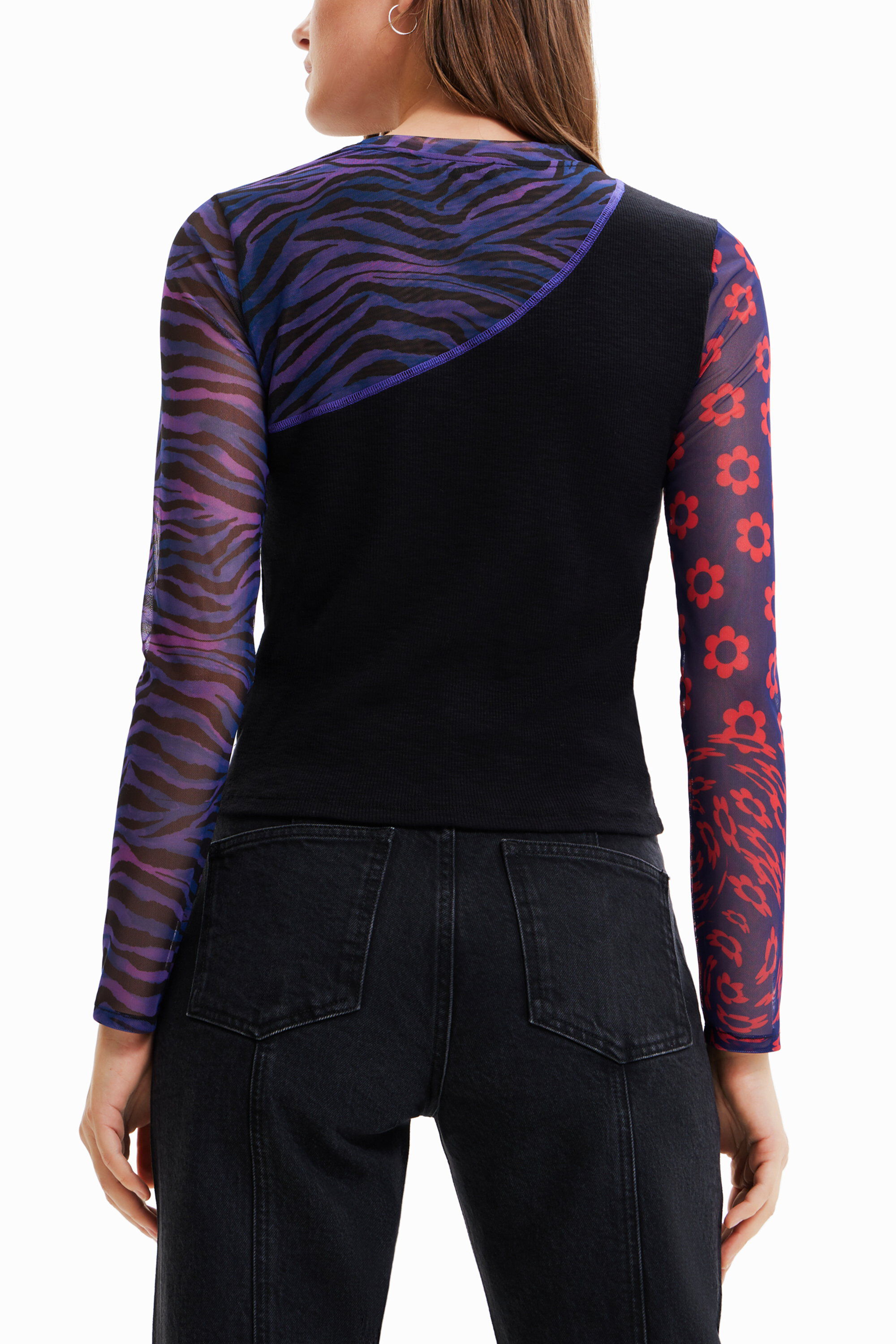 Camiseta com aplique de tule e mensagem
