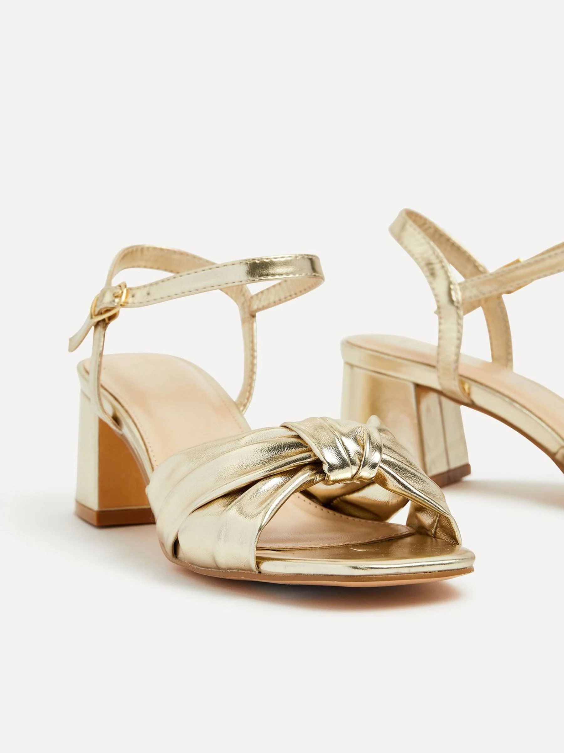 Goud - Linzi - Charlotte sandalen met blokhak en strik aan de voorkant