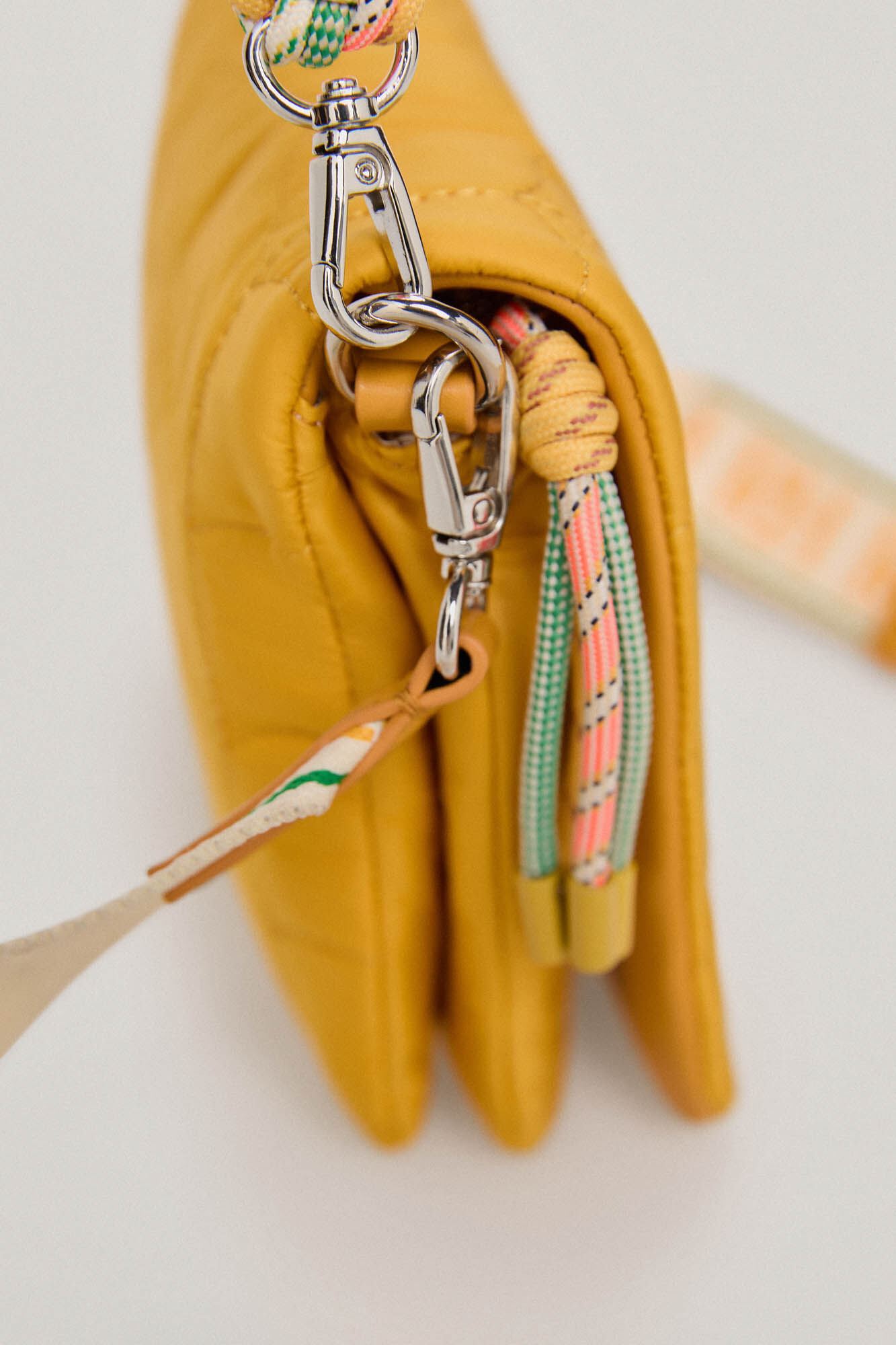 Bolsa de ombro com aba acolchoada em nylon - Amarela
