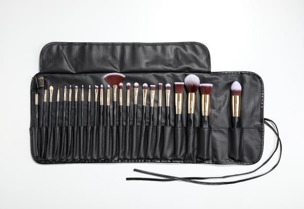 24 stk. profesjonelle og eksklusive sminkekoster i etuier Black / Gold