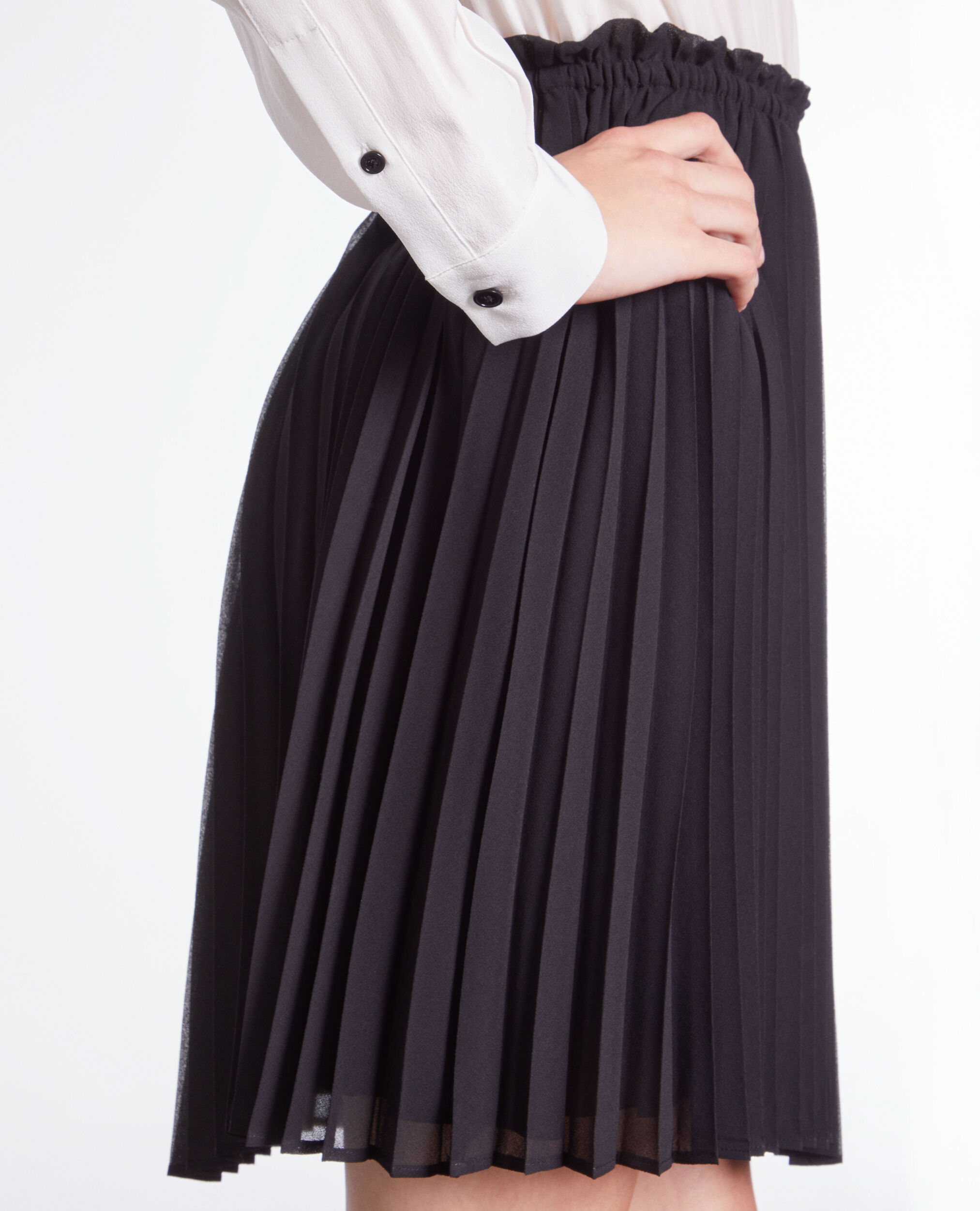 Robe courte plissée noire et blanche