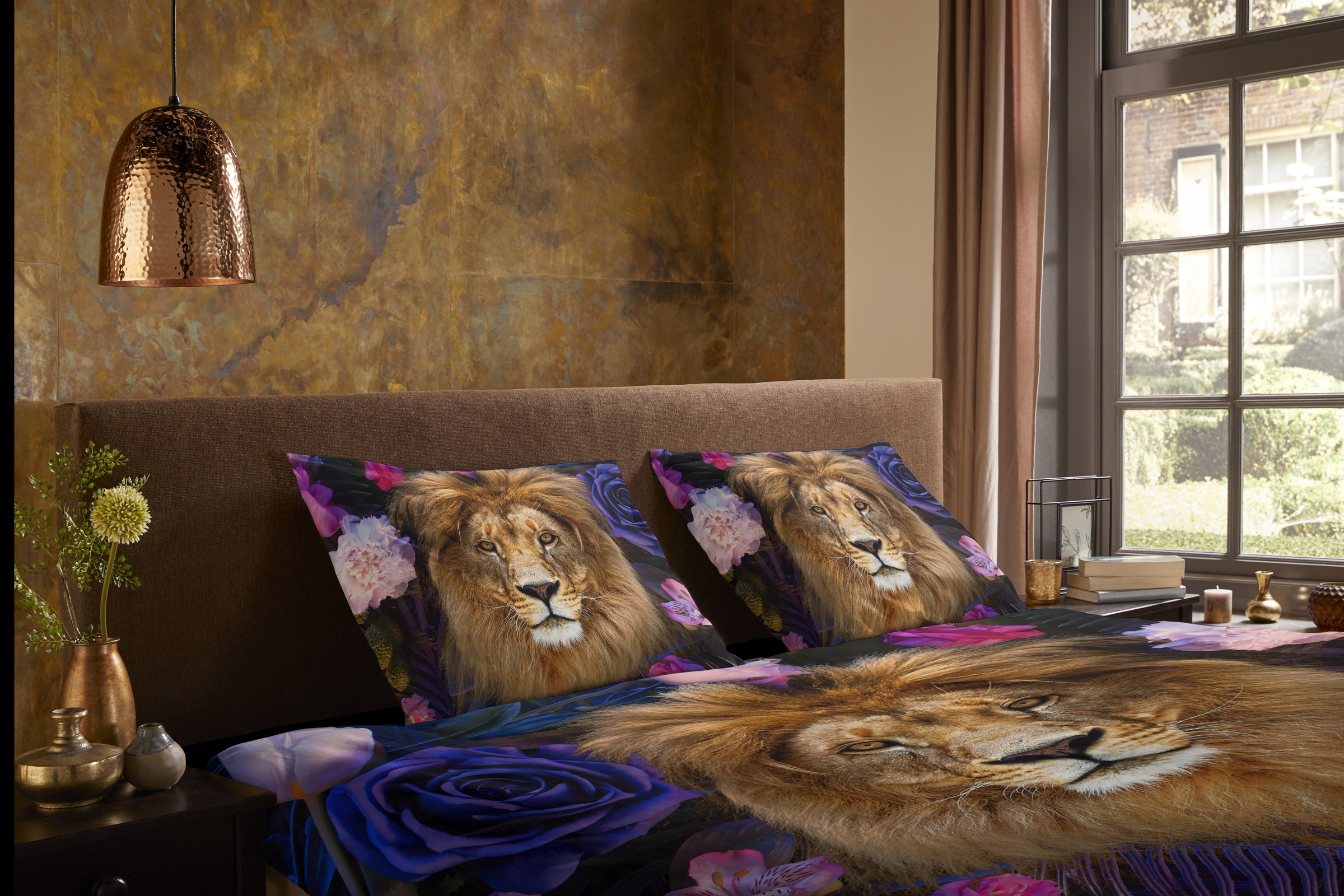 PURE luxury collection Wendebettwäsche »Yuna« 2 Stk. tlg. Mikrofaser, 135x200, Pflegeleicht, Löwe, Blumen, lila, violett, multi