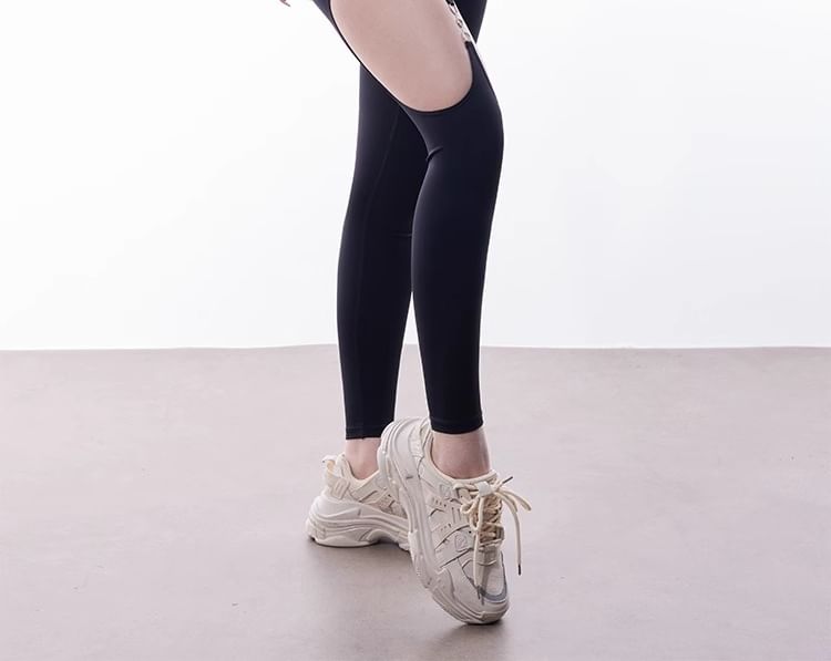 CUCURBIT - Yogabroek met halfhoge taille en gespen en uitsparingen