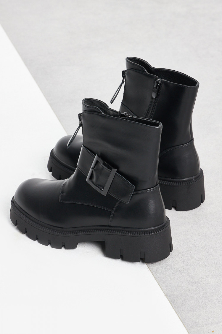 Bottines noires à boucles sur le côté