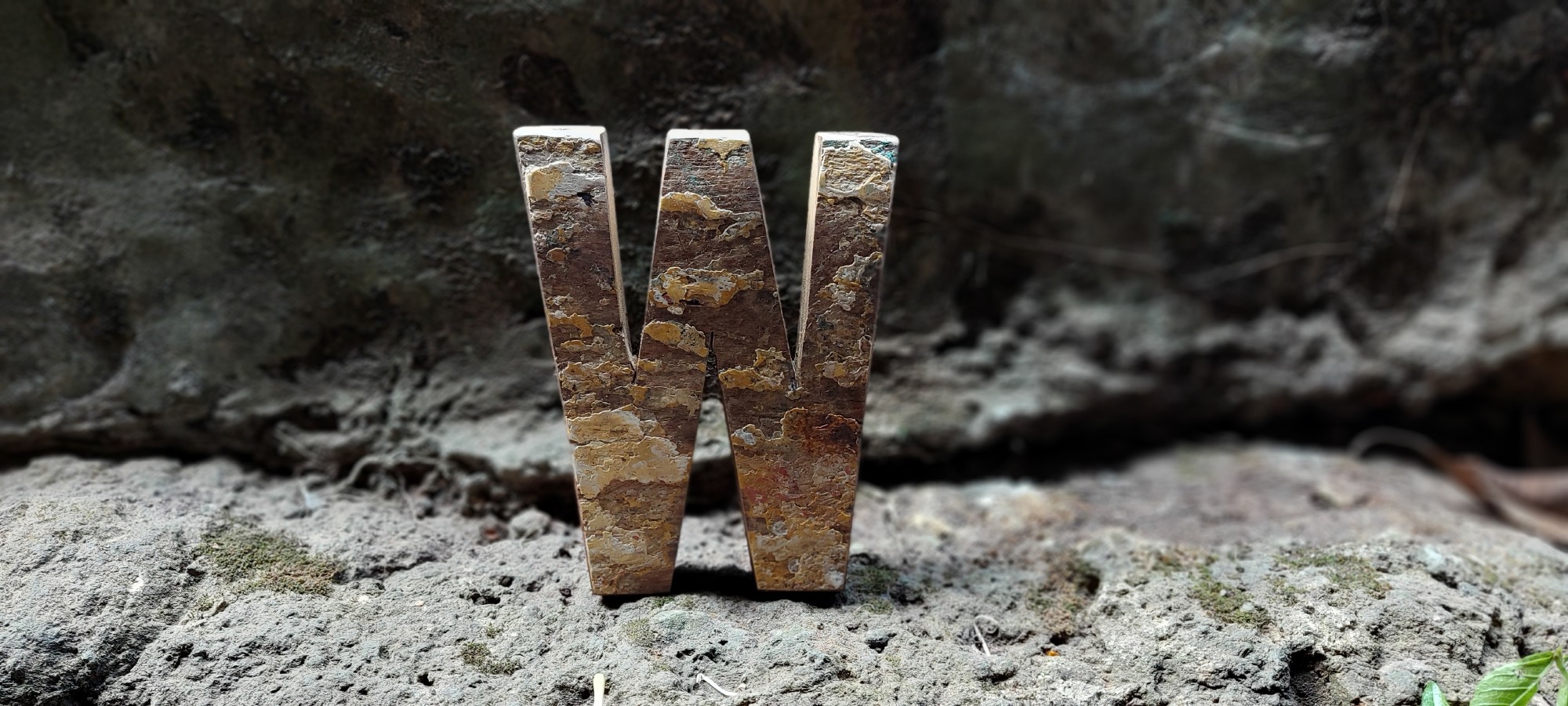 Holzbuchstabe 'W', mehrfarbig, T 2,5 cm, B 13 cm, H 19 cm von fischer's lagerhaus