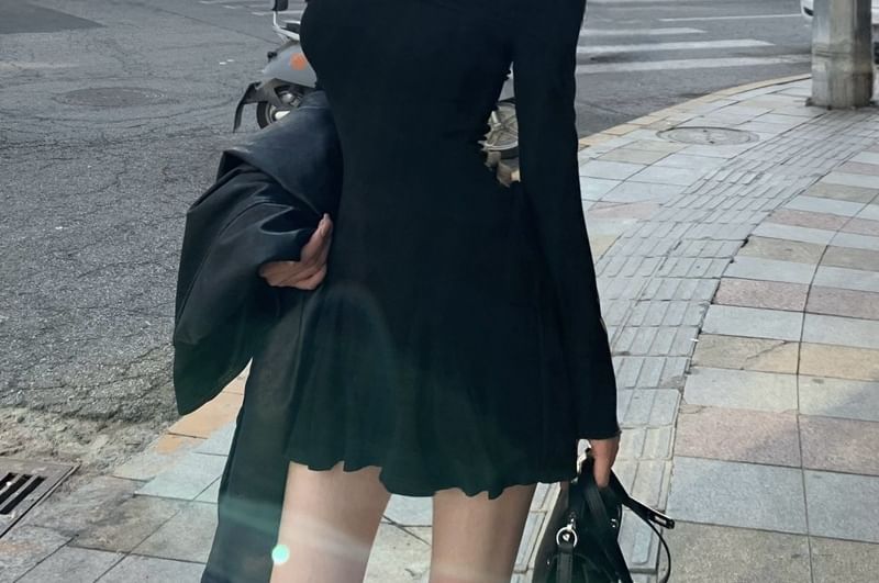 OUREA - Lange mouw off-shoulder effen mini A-lijn jurk