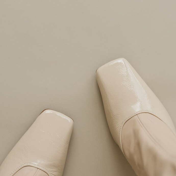 Bottines à talons et bouts carrés  en cuir et vernis ivoire