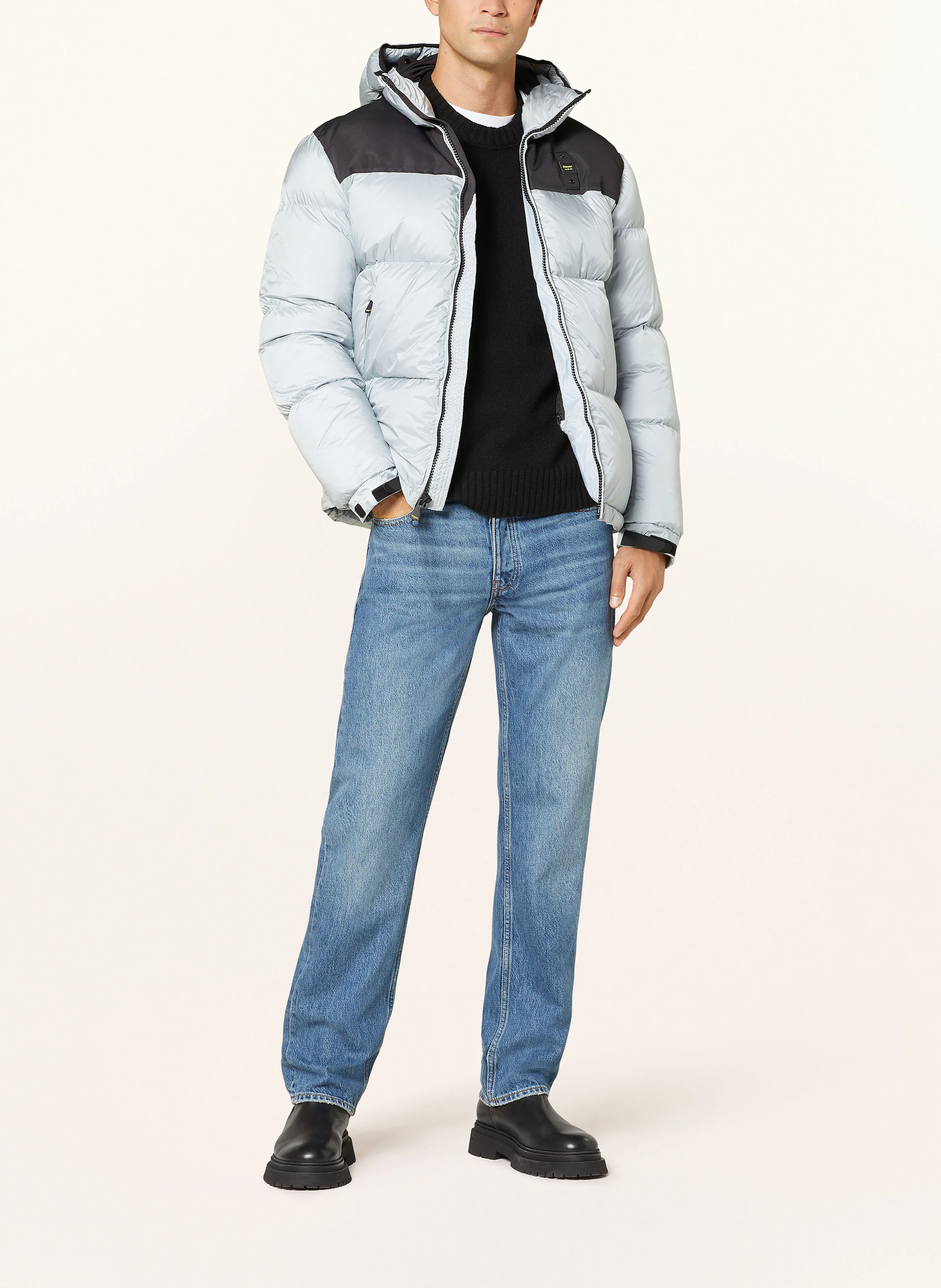 Blauer Daunenjacke