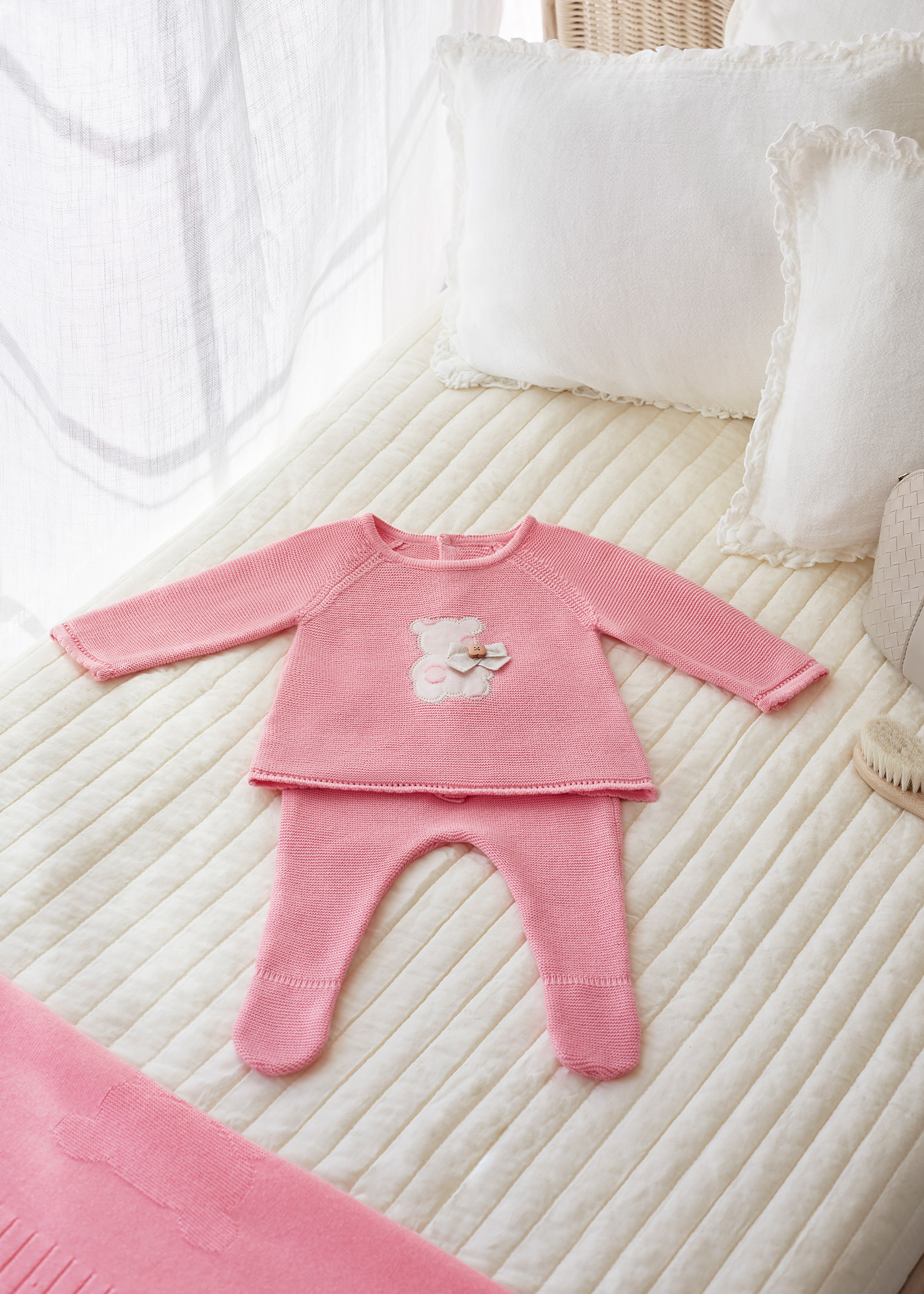 Conjunto de malha de 2 peças Better Cotton para recém-nascidos na cor nude.