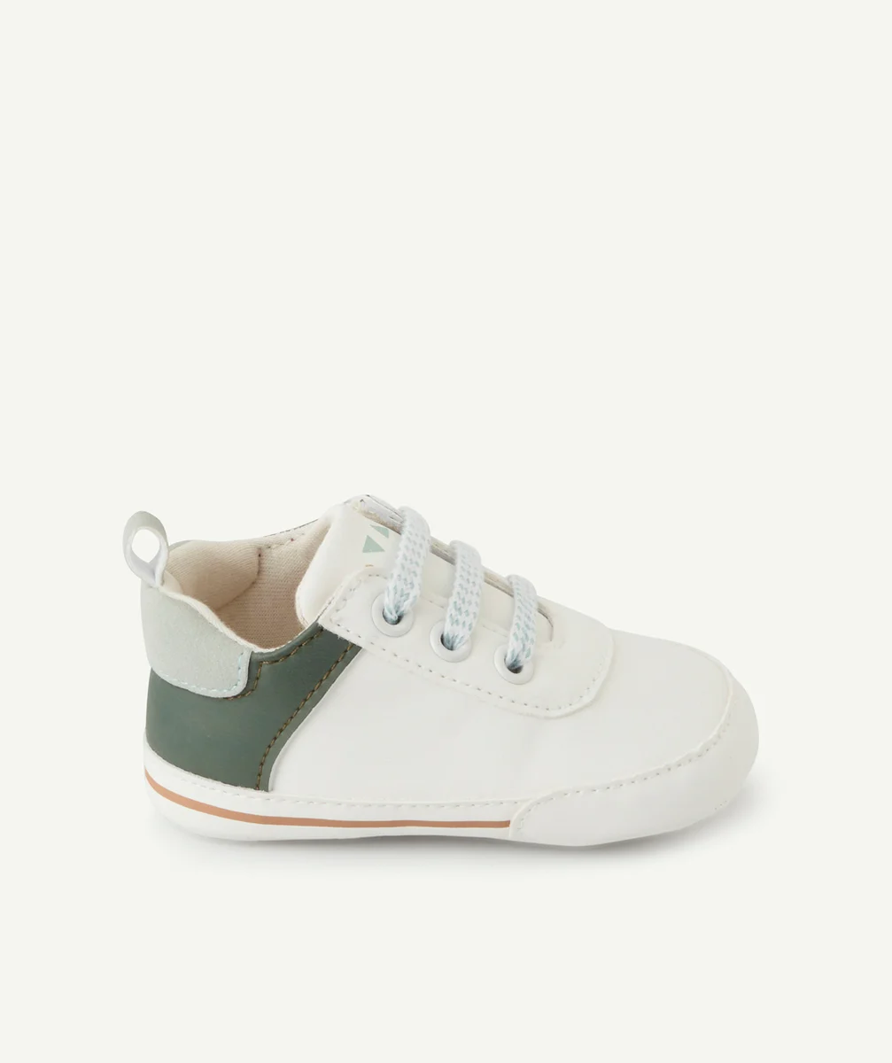 CHAUSSONS STYLE BASKETS BÉBÉ GARÇON DÉTAILS VERTS