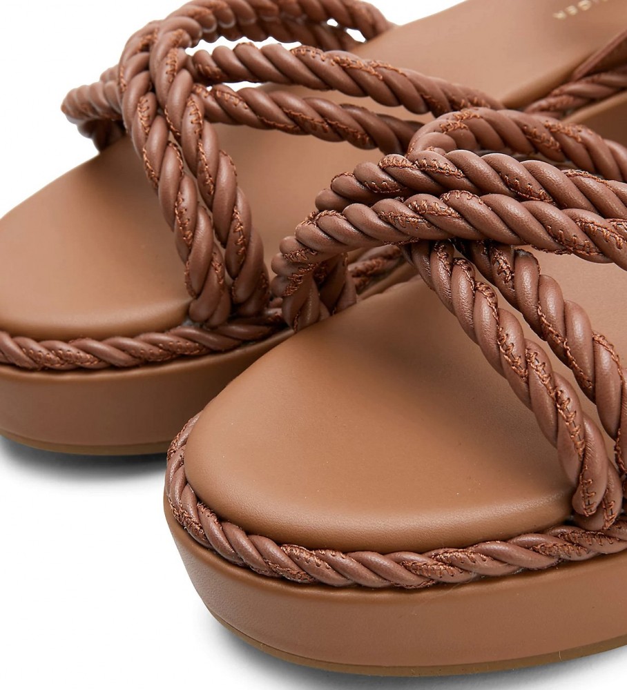 Sandálias Tommy Hilfiger de couro com tira no tornozelo e cordão marrom.