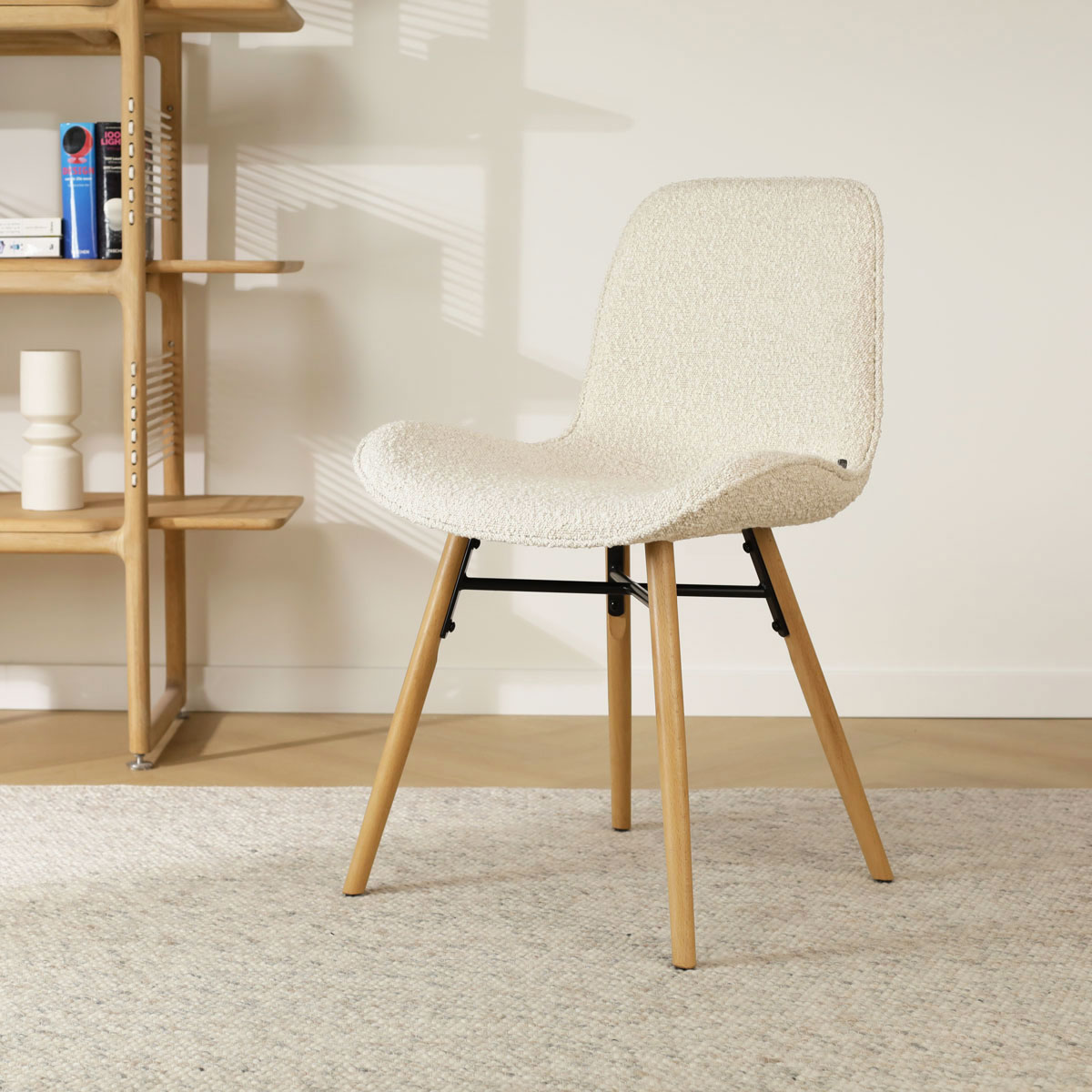 Eetkamerstoel Nena-Fé bouclé beige - houten onderstel