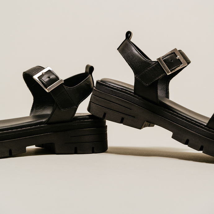 Sandales à semelles crantées et brides  en cuir noir